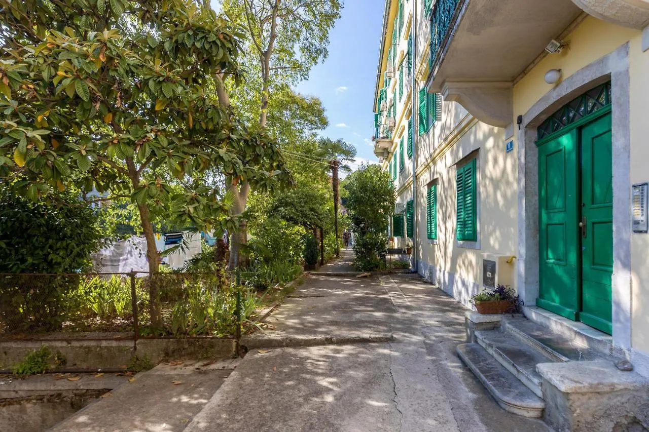 Naval Studio With Garden Rijeka Apartment